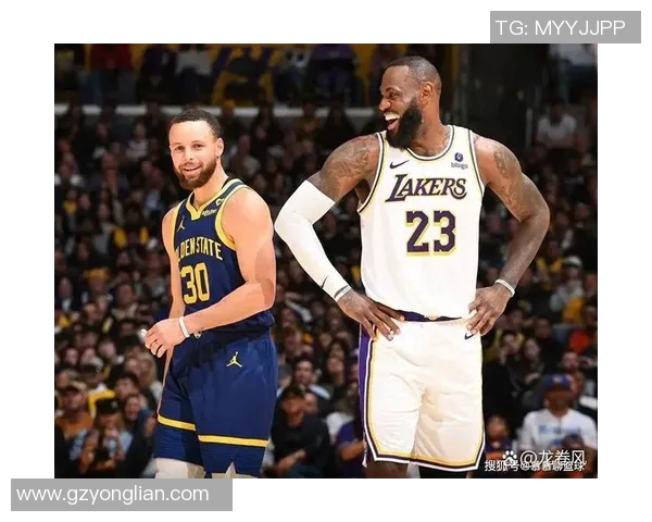 库里在湖人对勇士比赛中意外滑倒引发球迷热议与赛后分析